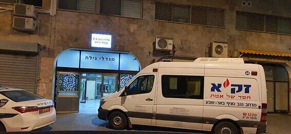 צוותי זק"א בפתח הבניין בו מצאו את מגדה // צילום: דוברות זק"א